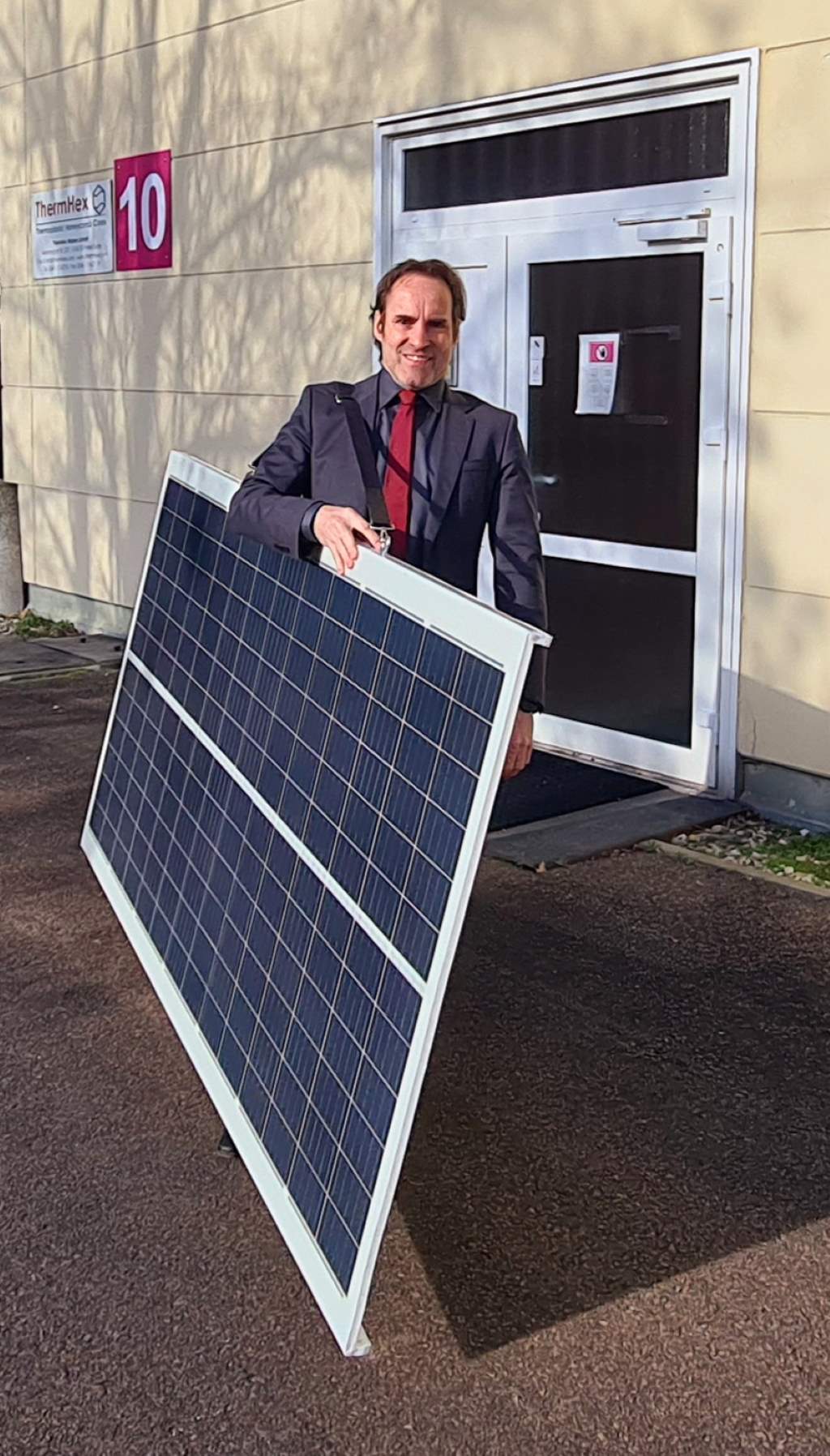 Jochen Pflug, CEO of Econcore, shows how light the new solar panels are – 14.5kg A similar one using the old technology would weigh over 28kg
